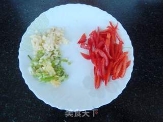 红椒拌裙带菜的做法步骤:2