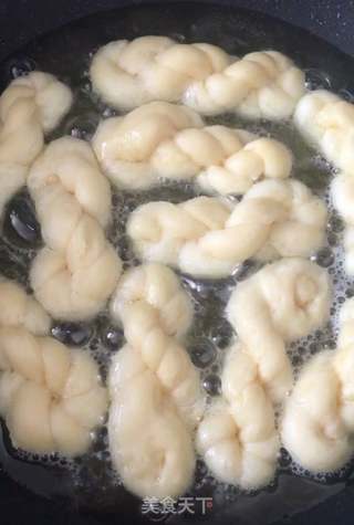 挂霜麻花的做法步骤:14