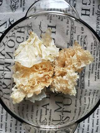 红枣花生银耳羹的做法步骤：1