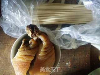 腊猪骨汤面的做法步骤:1