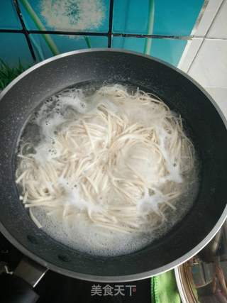 香菇炸酱面的做法步骤:12