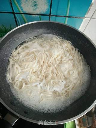 香菇炸酱面的做法步骤:13
