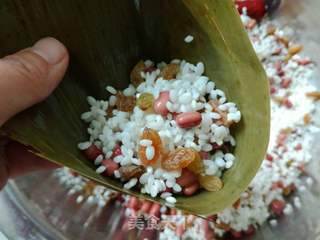 红豆葡萄干蜜枣粽的做法步骤:7