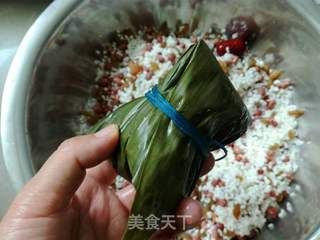 红豆葡萄干蜜枣粽的做法步骤:11