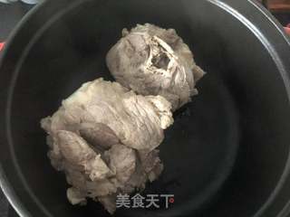 大骨头汤的做法步骤：2