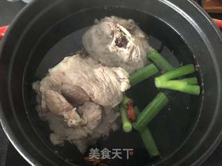 大骨头汤的做法步骤：3