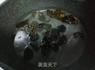 拌黑木耳的做法步骤：2