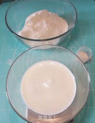 椰蓉牛奶花卷的做法步骤：1
