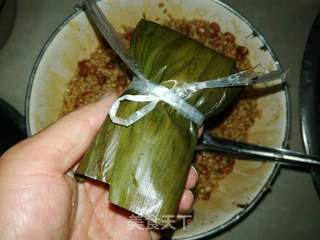 红豆梅花肉粽的做法步骤:11
