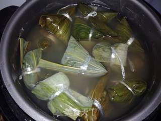 红豆梅花肉粽的做法步骤:12