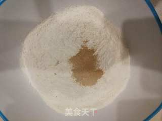 火腿肠兔子馒头卷的做法步骤:2