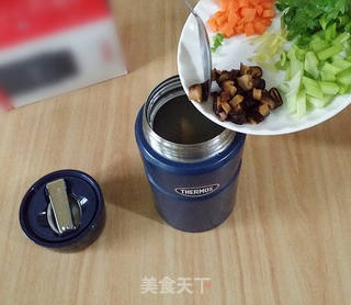 香菇狭鳕鱼蔬菜粥的做法步骤：6