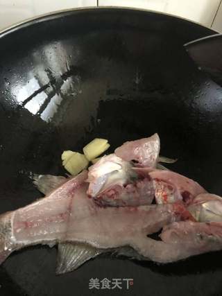 酸菜鲈鱼的做法步骤:2