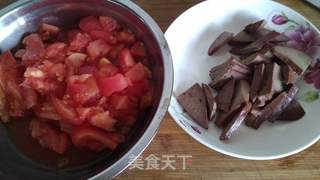 番茄猪肝糯米粉浓汤的做法步骤:2