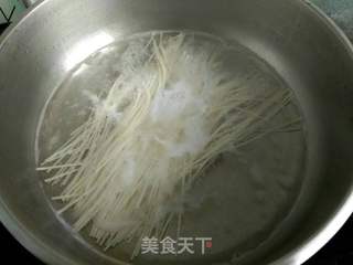 小白菜酱油炒面的做法步骤:2