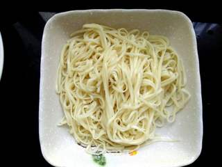 小白菜酱油炒面的做法步骤:4