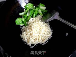 小白菜酱油炒面的做法步骤:6