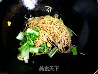 小白菜酱油炒面的做法步骤:7