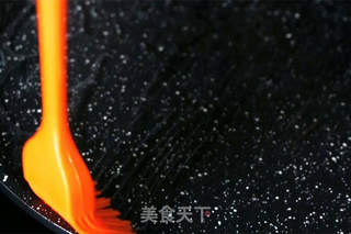 做份早饭都是爱你的形状——火腿肠煎蛋的做法步骤:3