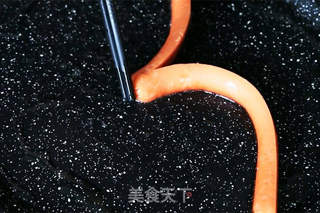 做份早饭都是爱你的形状——火腿肠煎蛋的做法步骤:4