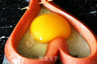 做份早饭都是爱你的形状——火腿肠煎蛋的做法步骤:5