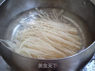 茄汁金针菇的做法步骤:2