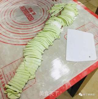 三彩手工面的做法步骤:5
