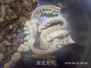 笋尖香菇胡萝卜瘦肉饺的做法步骤：1