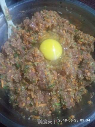 笋尖香菇胡萝卜瘦肉饺的做法步骤:3