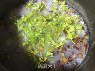 石斛花紫萝卜鸡粥 的做法步骤:3
