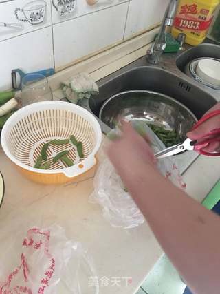 毛豆花生的做法步骤:2