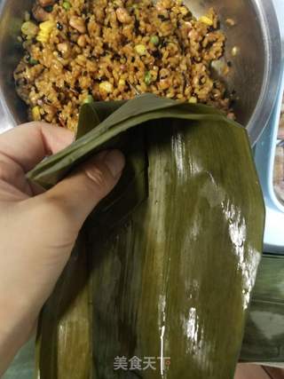 黑米腊肠粽子的做法步骤:3