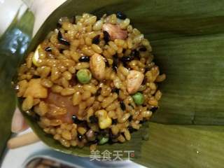 黑米腊肠粽子的做法步骤:5