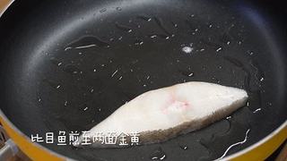 绿酱汁浇比目鱼排的做法步骤：2