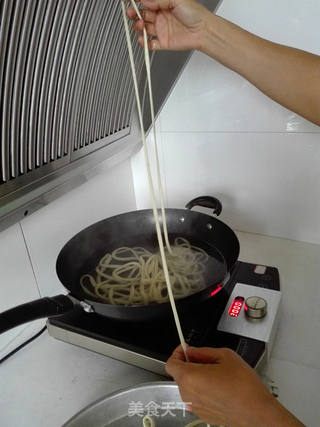 一根长寿面的做法步骤:7