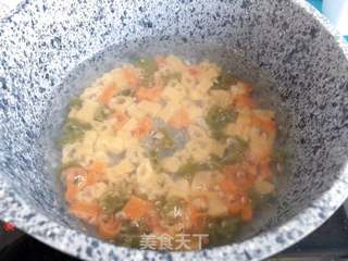 【宝宝辅食】三文鱼杂蔬意面的做法步骤:2