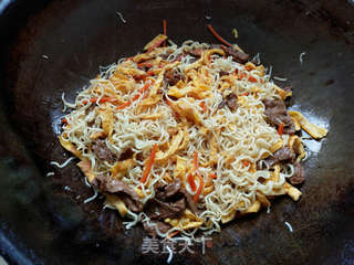 黑椒肉片蛋炒面的做法步骤:7