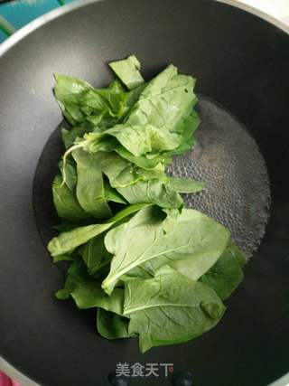 菠菜鸡蛋饼的做法步骤:2