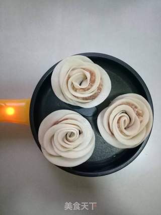 玫瑰花抱蛋煎饺的做法步骤:11