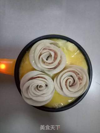 玫瑰花抱蛋煎饺的做法步骤:12