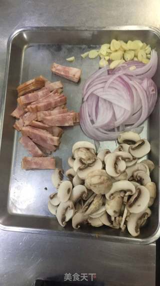 奶油蘑菇培根意面的做法步骤:2