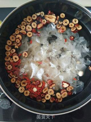 红枣银耳莲子羹的做法步骤:3