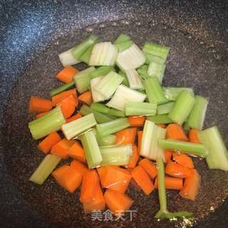 腰果凉拌蔬菜丁的做法步骤:3