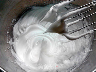 凯蒂猫酸奶蓝莓戚风蛋糕的做法步骤:7