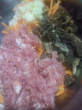 肉末水饺（南瓜饺子皮）的做法步骤：1