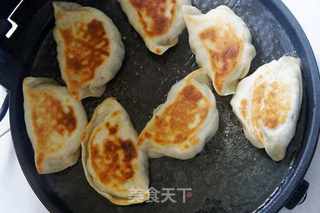 荠菜猪肉馅煎饺的做法步骤:7
