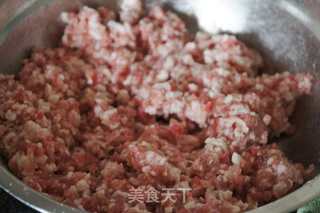 酸菜猪肉馅水饺的做法步骤:2