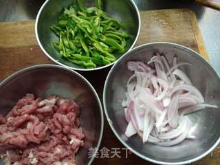 孜然青椒炒肉丝的做法步骤:2