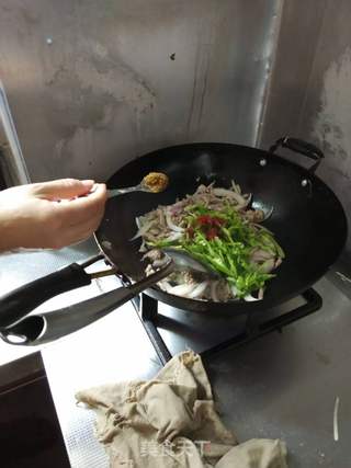 孜然青椒炒肉丝的做法步骤:9