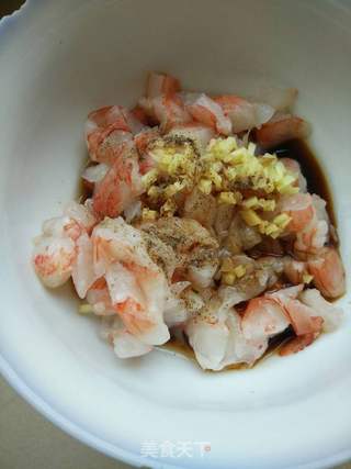 黄瓜鸡蛋虾仁水饺的做法步骤:2